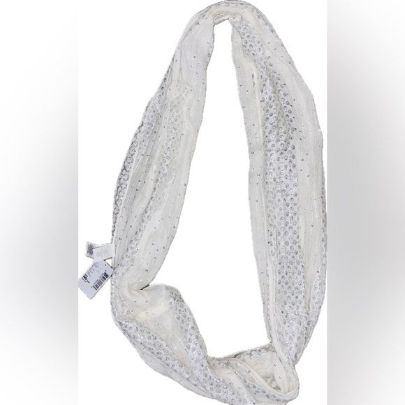 OBLONG BEIGE & Silver SCARF!
Children’s Place | Ages 5-12 YRS. | - Picture 12 of 12